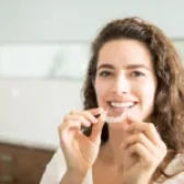 Jak nowoczesny ortodonta Invisalign zmienia podejście do&nbsp;leczenia dorosłych pacjentów?